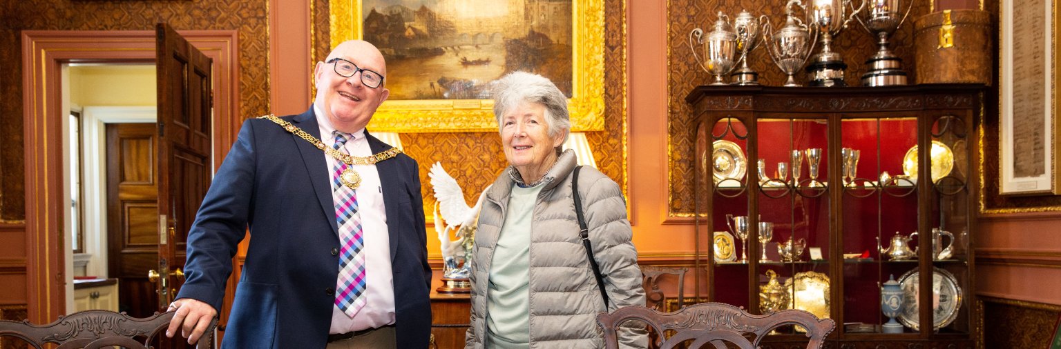 Image: The Mayor and a visitor in the Mayor's Parlour